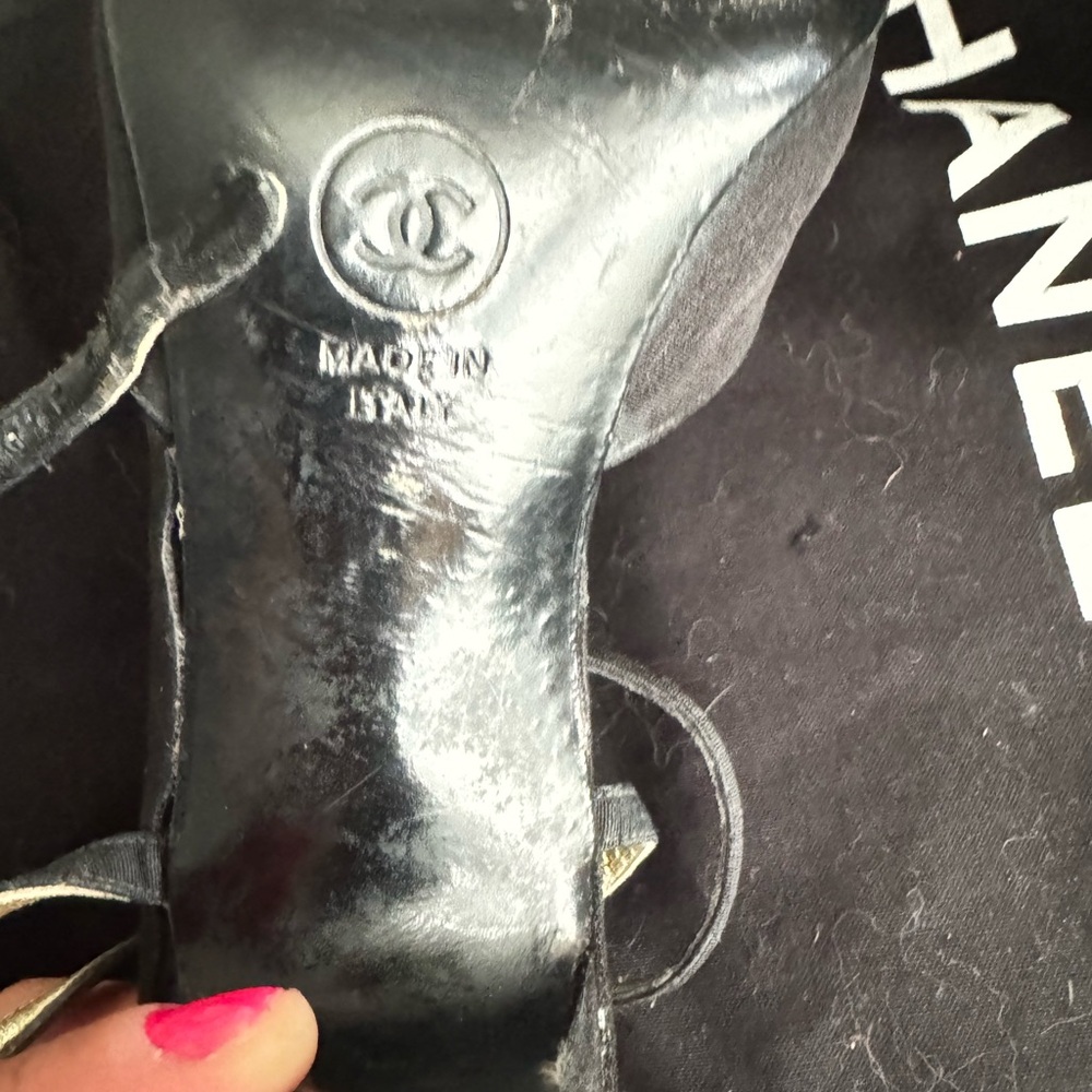 CHANEL Black Heels with Elegant Bow Detail - Picture 2 of 5